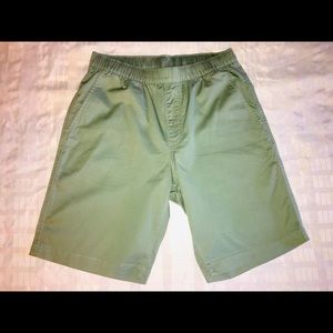 UNIQLO Shorts 28”x9” Lt Olive Green Stretch Shorts